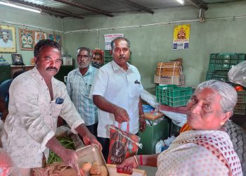 கொடைக்கானலில் 2000 பேருக்கு உணவு பொருளான அரிசி, காய்கறி தொழில் அதிபர் தண்டபாணி வழங்கினார்