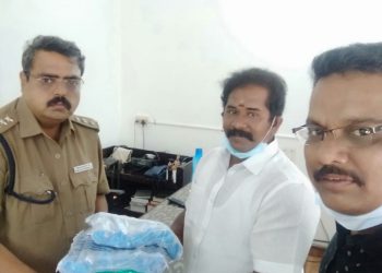 கொரோனாவைக் கட்டுப்படுத்த மக்கள் சேவையில் ஈடுபடும் காவல்துறையினருக்கு” போலீஸ் செய்தி TV சார்பில் துணை ஆசிரியர் கேசவன் குளிர்பாணம், பிஸ்கட், சுத்திகரிக்கபட்ட குடிநீர் பாட்டில், சானிடைசர் ஆகியவை வழங்கினார்.