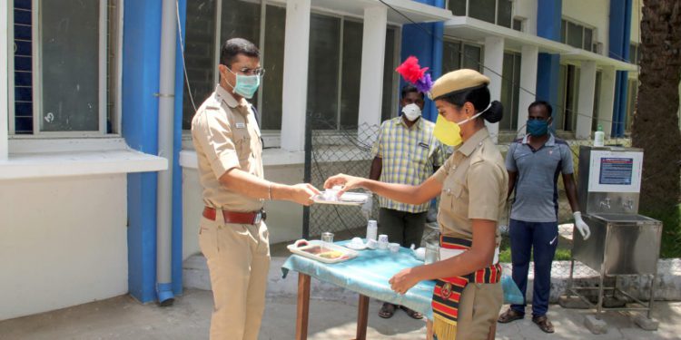 தூத்துக்குடி மாவட்ட காவல்துறையினருக்கு நோய் எதிர்ப்பு சக்தி அதிகரிக்க கபசுரக் குடிநீர் வழங்கினார்.