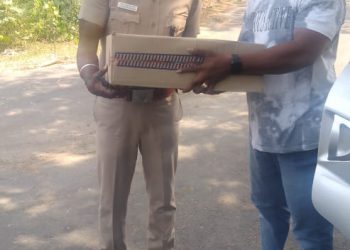 போலீஸ் செய்தி TV சார்பில் 2 வது நாளாக காவல்துறையினருக்குமுகக்கவசம் , சானிடைசர் ஆகிய பாதுகாப்பு பொருள்கள் துணை ஆசிரியர் கேசவன்  வழங்கினார்.