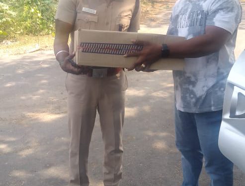 போலீஸ் செய்தி TV சார்பில் 2 வது நாளாக காவல்துறையினருக்குமுகக்கவசம் , சானிடைசர் ஆகிய பாதுகாப்பு பொருள்கள் துணை ஆசிரியர் கேசவன்  வழங்கினார்.