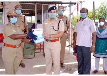 திருநெல்வேலியில்  காவலர்களுக்கு கொரோனா தொற்று பரவாமல் இருக்க பாதுகாப்பு உபகரணம் எஸ்.பி ஓம்பிரகாஷ் மீனா நேரில் சென்று வழங்கினார்.