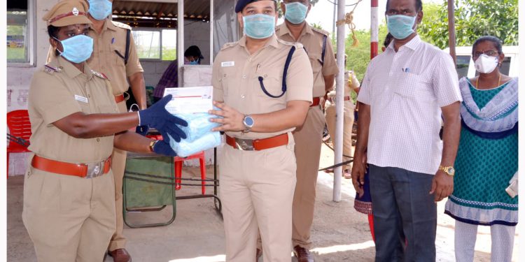திருநெல்வேலியில்  காவலர்களுக்கு கொரோனா தொற்று பரவாமல் இருக்க பாதுகாப்பு உபகரணம் எஸ்.பி ஓம்பிரகாஷ் மீனா நேரில் சென்று வழங்கினார்.