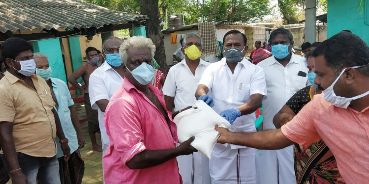 தமிழக முதல்வர் எடப்பாடியார் வழிகாட்டுதலின் படி அதிமுக மாநில அமைப்பு செயலாளரும் முன்னாள் அமைச்சருமான சி. த. செல்லப் பாண்டியன் தூத்துக்குடி பகுதியில் உள்ள ஏழை, எளிய மக்களுக்கு தொடர்ந்து 13 வது நாளாக அரிசி மற்றும் உணவு பொருள் வழங்கினார்.