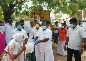 தூத்துக்குடியில் 15 வது நாட்களாக தொடர்ந்து பொதுமக்களுக்கு முன்னாள் அமைச்சரும்   அதிமுக மாநில  அமைப்பு செயலாளருமான  சி. த செல்லப்பாண்டியன் சார்பில் அரிசி உள்ளிட்ட நிவாரண பொருள் வழங்கப்பட்டது.