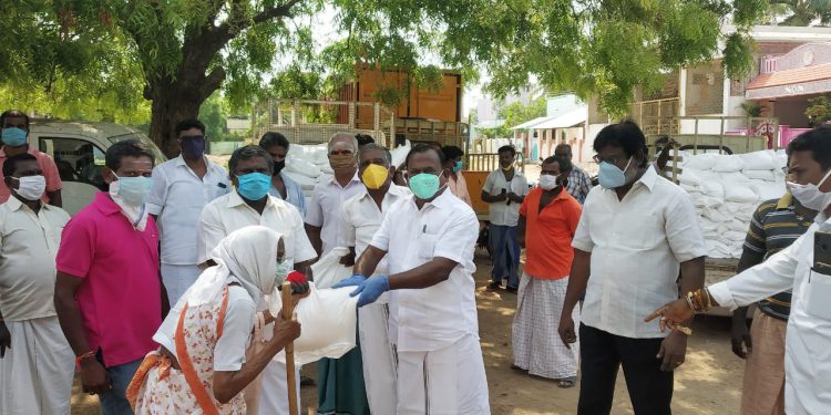 தூத்துக்குடியில் 15 வது நாட்களாக தொடர்ந்து பொதுமக்களுக்கு முன்னாள் அமைச்சரும் அதிமுக மாநில அமைப்பு செயலாளருமான சி. த செல்லப்பாண்டியன் சார்பில் அரிசி உள்ளிட்ட நிவாரண பொருள் வழங்கப்பட்டது.