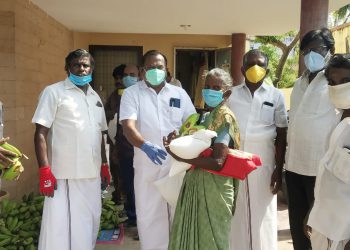 தூத்துக்குடியில் 15 வது நாட்களாக தொடர்ந்து பொதுமக்களுக்கு முன்னாள் அமைச்சரும்   அதிமுக மாநில  அமைப்பு செயலாளருமான  சி. த செல்லப்பாண்டியன் சார்பில் அரிசி உள்ளிட்ட நிவாரண பொருள் வழங்கப்பட்டது.