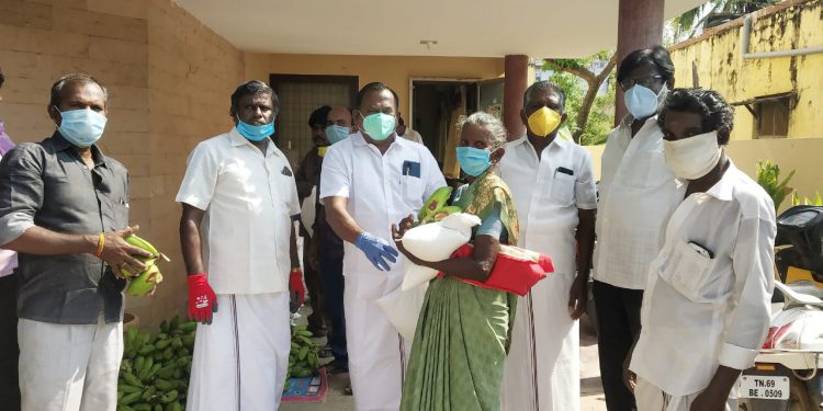 தூத்துக்குடியில் 15 வது நாட்களாக தொடர்ந்து பொதுமக்களுக்கு முன்னாள் அமைச்சரும்   அதிமுக மாநில  அமைப்பு செயலாளருமான  சி. த செல்லப்பாண்டியன் சார்பில் அரிசி உள்ளிட்ட நிவாரண பொருள் வழங்கப்பட்டது.