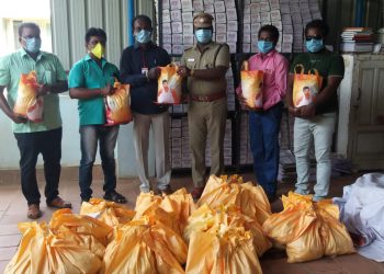 தூத்துக்குடி மாவட்ட போட்டோ வீடியோ ஒளிப்பதிவாளர்கள் நலச்சங்க  உறுப்பினர்களுக்கு டவுண் டி.எஸ்.பி. பிரகாஷ் உணவு பொருள்கள் வழங்கினார்.