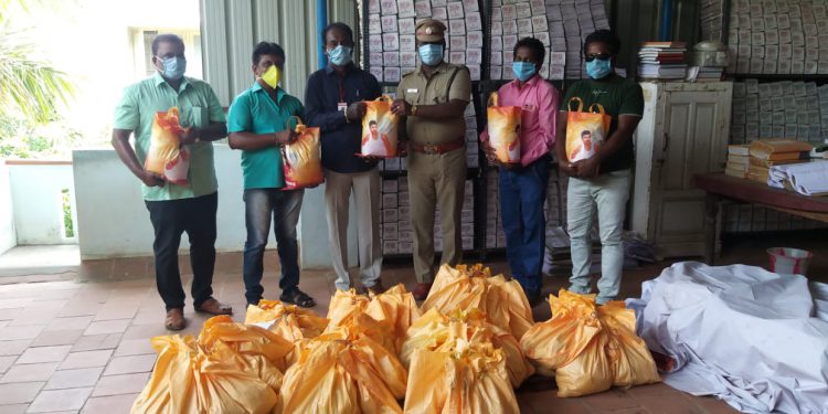 தூத்துக்குடி மாவட்ட போட்டோ வீடியோ ஒளிப்பதிவாளர்கள் நலச்சங்க  உறுப்பினர்களுக்கு டவுண் டி.எஸ்.பி. பிரகாஷ் உணவு பொருள்கள் வழங்கினார்.