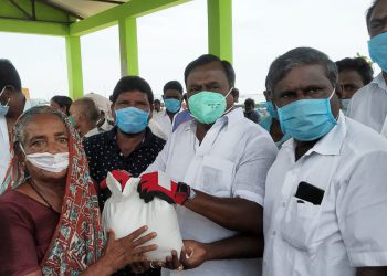 17 வது நாட்களாக மக்கள் முதல்வர் ஆணையின் படி முன்னாள் அமைச்சரும், அதிமுக மாநில அமைப்பு செயலாளருமான நலத்திட்ட நாயகன் சி.த.செல்லப்பாண்டியன் அவர்கள் தூத்துக்குடி மாநகர பகுதியில் உள்ள ஏழை, எளிய பொது மக்களுக்கு வழங்கினார்.