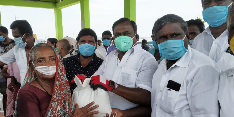 17 வது நாட்களாக மக்கள் முதல்வர் ஆணையின் படி முன்னாள் அமைச்சரும், அதிமுக மாநில அமைப்பு செயலாளருமான நலத்திட்ட நாயகன் சி.த.செல்லப்பாண்டியன் அவர்கள் தூத்துக்குடி மாநகர பகுதியில் உள்ள ஏழை, எளிய பொது மக்களுக்கு வழங்கினார்.