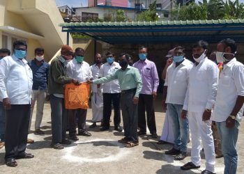 கொடைக்கானலில் அதிமுக பிரமுகர் ஆசாத் மற்றும் அவருடைய மகன் ரியாஜ் ஆகியோர் தலைமையில் சுமார் 300 க்கு மேற்பட்ட ஏழை எளிய குடும்பங்களுக்கு அரிசி மற்றும் காய்கறிகள் தொகுப்பு வழங்கப்பட்டது