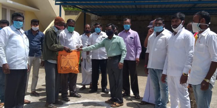 கொடைக்கானலில் அதிமுக பிரமுகர் ஆசாத் மற்றும் அவருடைய மகன் ரியாஜ் ஆகியோர் தலைமையில் சுமார் 300 க்கு மேற்பட்ட ஏழை எளிய குடும்பங்களுக்கு அரிசி மற்றும் காய்கறிகள் தொகுப்பு வழங்கப்பட்டது