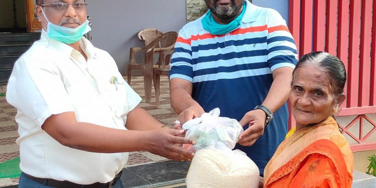 பிரஸ் & மீடியா பீப்பிள்ஸ் அசோசியேசன் சார்பில் 2 வது நாளாக பொதுசெயலாளர் ரபீக் அகமது தலைமையில்  தொடர்ந்து பொதுமக்களுக்கு நிவாரண பொருட்கள்  வழங்கப்பட்டது.