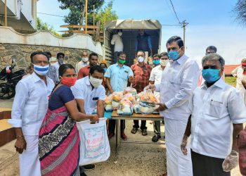 திமுக தலைவர் மு.க.ஸ்டாலின் ஆணைக்கிணங்க கொடைக்கானலில் திமுக முன்னாள் கவுன்சிலரும் சக்தி பில்டர்ஸ் உரிமையாளருமான சக்தி மோகன் 5 கட்டமாக சுமார் 5 லட்சம் மதிப்பில் நிவாரண உதவி வழங்கினார்