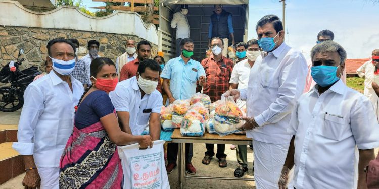 திமுக தலைவர் மு.க.ஸ்டாலின் ஆணைக்கிணங்க கொடைக்கானலில் திமுக முன்னாள் கவுன்சிலரும் சக்தி பில்டர்ஸ் உரிமையாளருமான சக்தி மோகன் 5 கட்டமாக சுமார் 5 லட்சம் மதிப்பில் நிவாரண உதவி வழங்கினார்