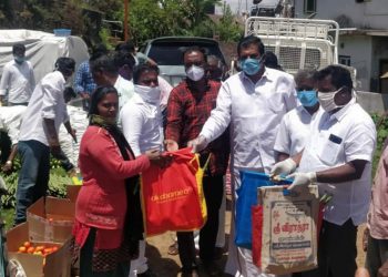 கொடைக்கானலில் காவேரி ஸ்பைசஸ் நிறுவனரும் திமுக முக்கிய பிரமுகருமான பி.மோகன் ஏற்பாட்டில் அரிசி, காய்கனி உட்பட நிவாரண பொருட்கள் 500 பேருக்கு வழங்கப்பட்டது.