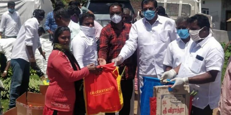 கொடைக்கானலில் காவேரி ஸ்பைசஸ் நிறுவனரும் திமுக முக்கிய பிரமுகருமான பி.மோகன் ஏற்பாட்டில் அரிசி, காய்கனி உட்பட நிவாரண பொருட்கள் 500 பேருக்கு வழங்கப்பட்டது.