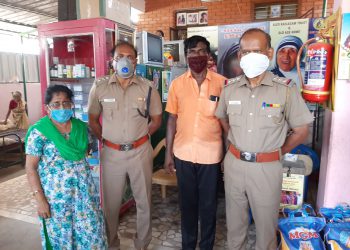 அன்னையர் தினத்தை முன்னிட்டு தூத்துக்குடியிலுள்ள முதியோர் இல்லத்திற்க்கு அத்தியாவசிய உணவுப்பொருட்களை வழங்கினார்.  தூத்துக்குடி ரூரல் டி.எஸ்.பி கலை கதிரவன்