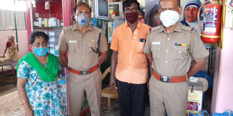 அன்னையர் தினத்தை முன்னிட்டு தூத்துக்குடியிலுள்ள முதியோர் இல்லத்திற்க்கு அத்தியாவசிய உணவுப்பொருட்களை வழங்கினார்.  தூத்துக்குடி ரூரல் டி.எஸ்.பி கலை கதிரவன்