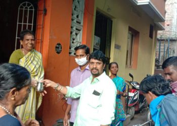 போலீஸ் செய்தி இணையதள தொலைக்காட்சி உதவி ஆசிரியர் A.சையத் அலி சார்பில் MMD காலனி PT நகரில் வீடு வீடாக சென்று பொதுமக்களுக்கு ” நோய் எதிர்ப்பு சக்தி அதிகரிக்கும் கப சுர குடிநீர் மற்றும் முகக்கவசம் வழங்கப்பட்டது.