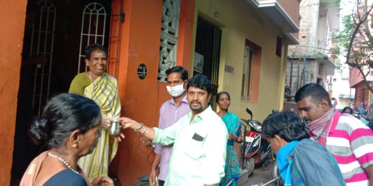 போலீஸ் செய்தி இணையதள தொலைக்காட்சி உதவி ஆசிரியர் A.சையத் அலி சார்பில் MMD காலனி PT நகரில் வீடு வீடாக சென்று பொதுமக்களுக்கு ” நோய் எதிர்ப்பு சக்தி அதிகரிக்கும் கப சுர குடிநீர் மற்றும் முகக்கவசம் வழங்கப்பட்டது.