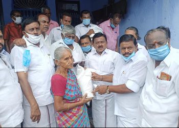 நெல்லை டவுன் பகுதியில் உள்ள ஏழை எளிய 200குடும்பங்களுக்கு தேவையான நிவாரண பொருட்களை அதிமுக முக்கிய பிரமுகர்  சுதாk பரமசிவன்-பரணி சங்கரலிங்கம் வழங்கினர்