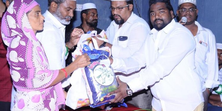 சென்னை வேளச்சேரியில் போலீஸ் செய்தி டிவி சார்பில் ஏழை எளிய மக்கள் சுமார் 300 பேருக்கு நிவாரணம் வழங்கப்பட்டது