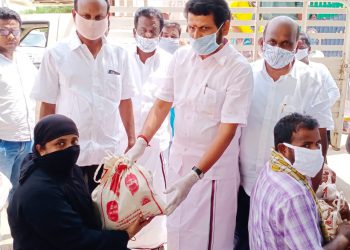 திமுக தலைவர் ஸ்டாலின் அறிவுறுத்தலின்படி கரூர் மாவட்ட திமுக பொறுப்பாளர் செந்தில்பாலாஜி கரூரில் ஏழை எளிய மக்களுக்கு  நிவாரண பொருள்கள் வழங்கினார்