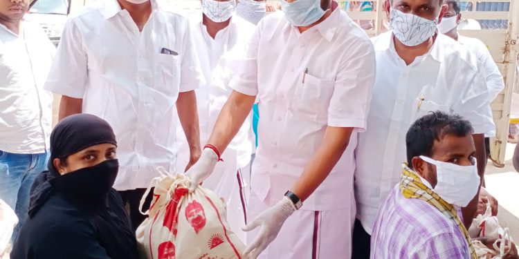 திமுக தலைவர் ஸ்டாலின் அறிவுறுத்தலின்படி கரூர் மாவட்ட திமுக பொறுப்பாளர் செந்தில்பாலாஜி கரூரில் ஏழை எளிய மக்களுக்கு  நிவாரண பொருள்கள் வழங்கினார்