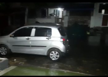 கரூர் மாவட்டத்தில் இன்று இரவு திடீரென மழை பெய்தது விவசாயிகள் மக்கள் மகிழ்ச்சி   குளித்தலை பகுதியில் வாழை மரங்கள் அடியோடு சாய்ந்தன.