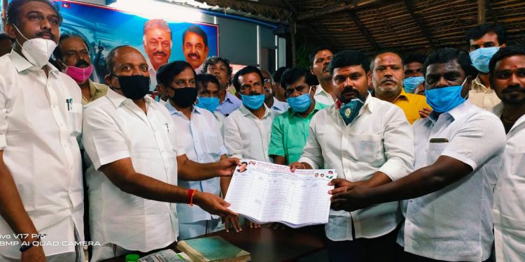 அதிமுக நெல்லை மாநகர் மாவட்ட செயலாளர் தச்சை கணேசராஜா முன்னிலையில் பல்வேறு கட்சிகள் இருந்து விலகி அதிமுகவில் இணைந்தனர்