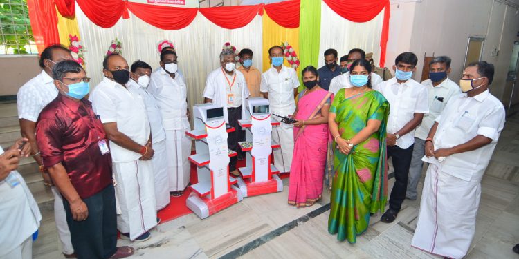 திருநெல்வேலி மருத்துவமனையில் கொரோனா நோயாளிகள் சிகிச்சை பெற்று வரும் பகுதியில் தானியங்கி ரோபோ அமைச்சர் வி .எம். ராஜலட்சுமி துவக்கி வைத்தார்.