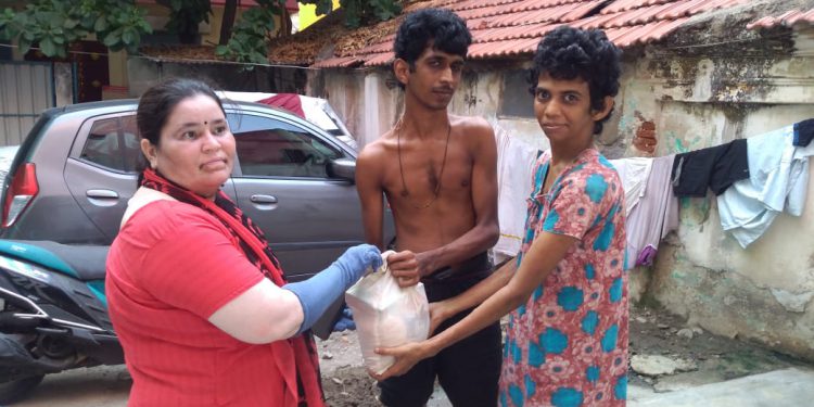 போலீஸ் பொதுமக்கள் பொதுநல டிரஸ் சார்பாக சென்னை ராயபுரத்தில் உள்ள ஏழை எளிய மக்களுக்கு வடசென்னை மாவட்ட தலைவி  DR.வாணி அவர்கள் நிவாரண பொருள்  வழங்கினார்.