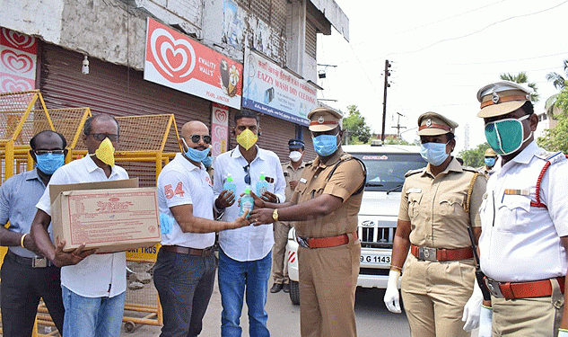 தூத்துக்குடியில் வாகனஓட்டிகளுக்கு  தளிர் அறக்கட்டளை, தமிழ்நாடு பத்திரிகையாளர் சங்கம் சார்பில் மாஸ்க் வழங்கல் :   டவுன் டிஎஸ்பி பிரகாஷ், வழங்கினார்.