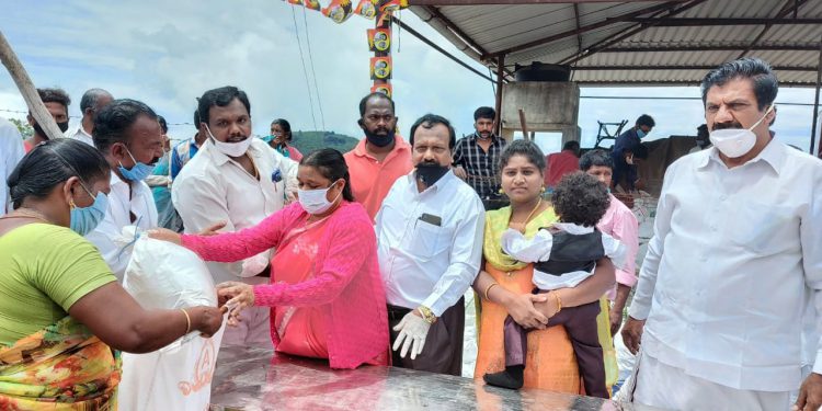 கொடைக்கானலில் திமுக சார்பில்  மீனவர் அணி அமைப்பாளர் சஞ்சீவி, வார்டு  செயலாளர் இமானுவேல்  ஆகியோர் ஏற்பாட்டில்   7  லட்சம் மதிப்பில் 500  ஏழை எளிய  குடும்பங்களுக்கு நிவாரணம்  பொருள் வழங்கப்பட்டது