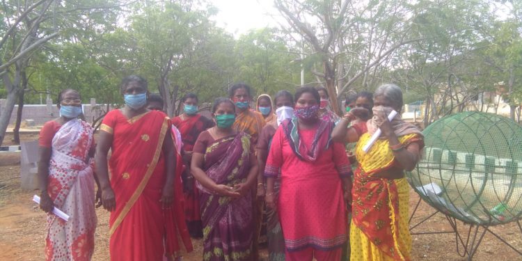 கொரோனா தொற்று காரணமாக  144 தடை உத்தரவு அமுலில் உள்ள நிலையில் சுய உதவிக்குழு அதிகாரிகள் வீடுகளுக்கே வந்து லோன் வாங்கிய மக்களை மிரட்டி பணம் கேட்பதால் மாவட்ட கலெக்டரிடம் சுய உதவிக் குழுவினர் புகார்