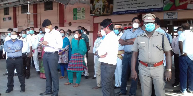 தூத்துக்குடியில் இருந்து சிறப்பு ரயில் பீகார் புறப்பட்டது தூத்துக்குடி மாவட்ட   ஆட்சியர். சந்தீப் நந்தூரி வழியனுப்பி வைத்தார்