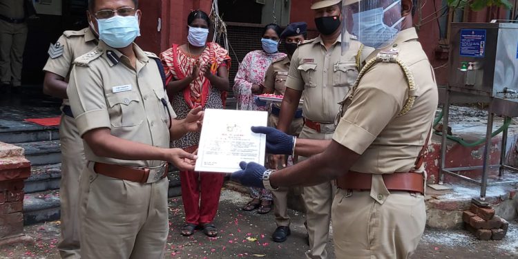 கொரோனா சிகிச்சை பெற்று குணமடைந்து பணிக்கு திரும்பிய உதவி ஆய்வாளர் முருகன்  அவர்களுக்கு  பூக்கடை  சரக துணை ஆணையர். ராஜேந்திரன்.  அவர்கள் பூங்கொத்து கொடுத்து சான்றிதழ் வழங்கி வாழ்த்து தெரிவித்தார்.   