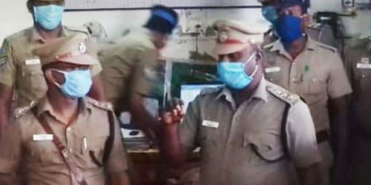 தூத்துக்குடி  புதிய  டவுண்  டிஎஸ்பி- யாக  கணேஷ் அவர்கள்  காலை  பொறுப்பேற்பு  :    மாலை   டவுண்   பகுதியில்   திடிர் விசிட்    போலீஸ்சார் அலார்ட் !!