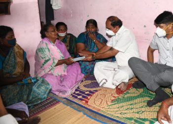 போலீஸ் காவலில் உயிரிழந்த ஜெயராஜ், பென்னிக்ஸ் குடும்பத்திற்கு அதிமுக அரசு 20  லட்சம்,  திமுக கட்சி சார்பில்  ரூ.25 லட்சம் வழங்கப் பட்டது.