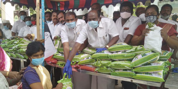 தூத்துக்குடியில் 2300 ஏழை, எளிய குடும்பங்களுக்கு அரிசி, காய்கறிகள், முக கவசம், அடங்கிய தொகுப்புகளை கழக அமைப்பு செயலாளர் ஹென்றி தாமஸ் தலைமையில் வழங்கப்பட்டது.