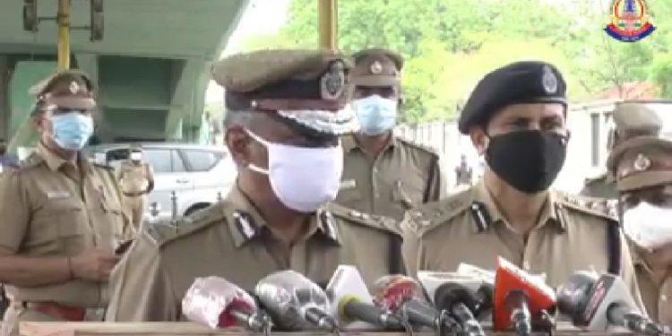 சென்னையில் ஊரடங்கு விதிமீறல்களை  ட்ரோன் கேமரா மூலம் காவல்துறையினர் கண்காணிப்பதை காவல் ஆணையாளர் விசுவநாதன் பார்வையிட்டார்.