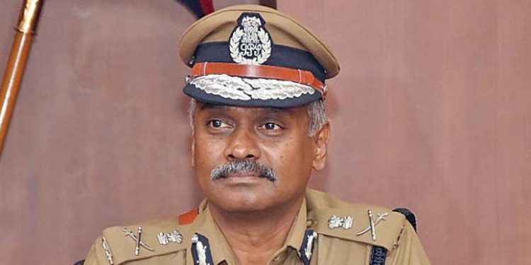 கொரோனா தொற்றால் பாதிக்கப்பட்ட காவல் ஆய்வாளருக்கு தனது சொந்த செலவில் ரூ.2.25 லட்சம் மதிப்பிலான    உயிர் காக்கும் மருந்தை வெளிநாட்டிலிருந்து வரவழைத்த சென்னை காவல் ஆணையரின் மனிதநேயம்