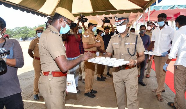கொரோனா சிகிச்சை பெற்று குணமடைந்து பணிக்கு திரும்பிய கூடுதல் ஆணையாளர் மற்றும் 49 காவல் ஆளிநர்களுக்கு சென்னை பெருநகர காவல் ஆணையாளர் அவர்கள் வாழ்த்து தெரிவித்தார்கள்