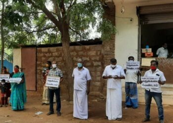 144 தடை உத்தரவு அமுலில் இருந்து வரும் நிலையில் சேர்வைகாரன்மடம் அரசு டாஸ்மாக் கடை முன்பு போலீசார் அனுமதியின்றி முன்னாள் பஞ்சாயத்து தலைவர் தலைமையில் 12 பேர் திடீர் ஆர்ப்பாட்டம் !  5 பெண்கள் உட்பட 12 பேர் மீது போலீசார் அதிரடியாக வழக்கு பதிவு !