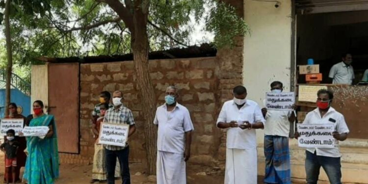 144 தடை உத்தரவு அமுலில் இருந்து வரும் நிலையில் சேர்வைகாரன்மடம் அரசு டாஸ்மாக் கடை முன்பு போலீசார் அனுமதியின்றி முன்னாள் பஞ்சாயத்து தலைவர் தலைமையில் 12 பேர் திடீர் ஆர்ப்பாட்டம் ! 5 பெண்கள் உட்பட 12 பேர் மீது போலீசார் அதிரடியாக வழக்கு பதிவு !