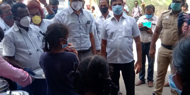 கொரோனா இல்லாத தூத்துக்குடி ஒரே நாளில் 7000 பேருக்கு கபசுரக்குடிநீர் மாவட்ட கலெக்டர் சந்தீப் நந்தூரி தொடங்கி வைத்தார்