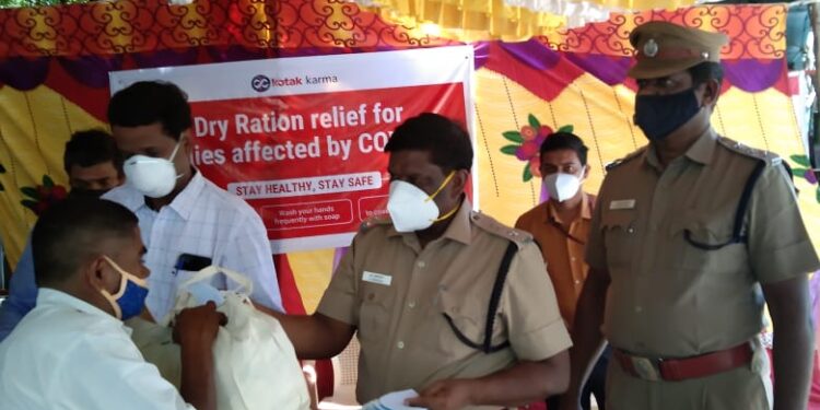 மதுரையில் ஏழை எளியவர்கள் சுமார் 200 பேருக்கு நிவாரண பொருள்கள் மதுரை போக்குவரத்து துணை ஆணையாளர் சுகுமாறன் வழங்கினார்